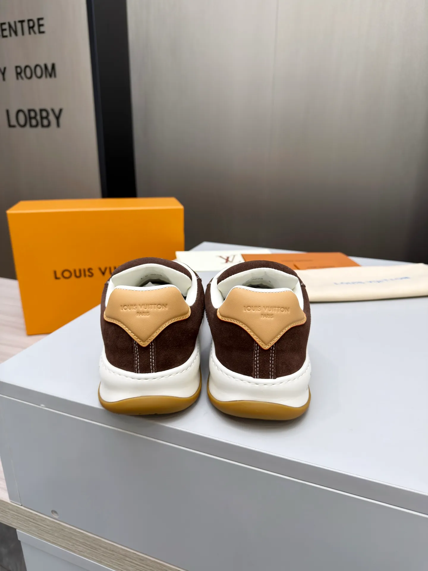 Men's men's shoes P640! Top version LV-Louis Vuitton-classic catwalk new style, empty glue process·original 1:1 development and reproduction! ! The upper foot is very comfortable. It is made of luxurious materials and fine workmanship. The midsole is printed with English letters "Made in Europe". The upper is made of calfskin imported from Italy. The side is decorated with the brand's LOGO and signature. The latest latex foot pads and mesh lining make the foot feel super comfortable. The original two-color TPU combination outsole is specially provided by the original factory. Bag technology Goodyear stitched edges Fabric: Exclusive custom first-layer cowhide Accessories: Exclusive private model Vuitton logo, lining: Customized silk mesh lining - first-layer silk cowhide lining Outsole: TPU combination outsole wear-resistant, non-slip and anti-yellowing Foot pads: new latex pads-mesh sweat-absorbent Counter technology: fully computerized sewing machine wire drawing Toe box back cover Hot and cold shaping Full set of pull-top last with medium and low logo pattern Code number 39-45